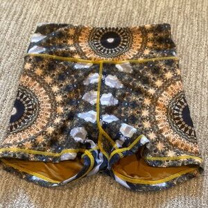 Wolven printed workout shorts